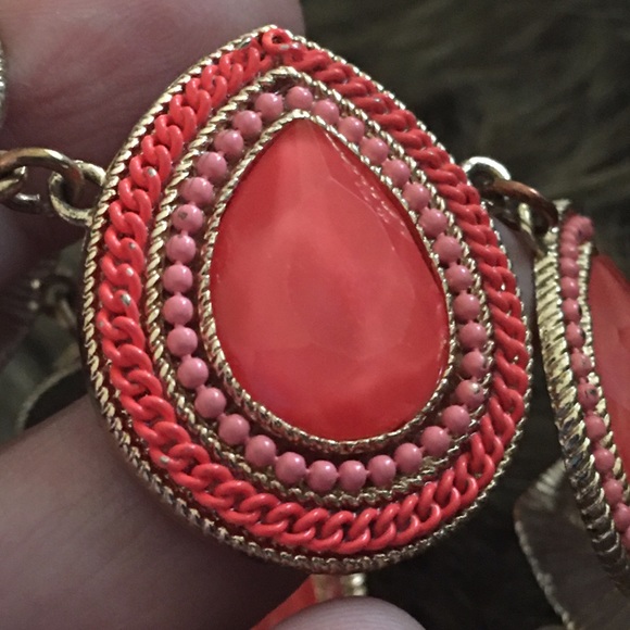 Coral tone faceted tear drop statement necklace - Picture 7 of 8